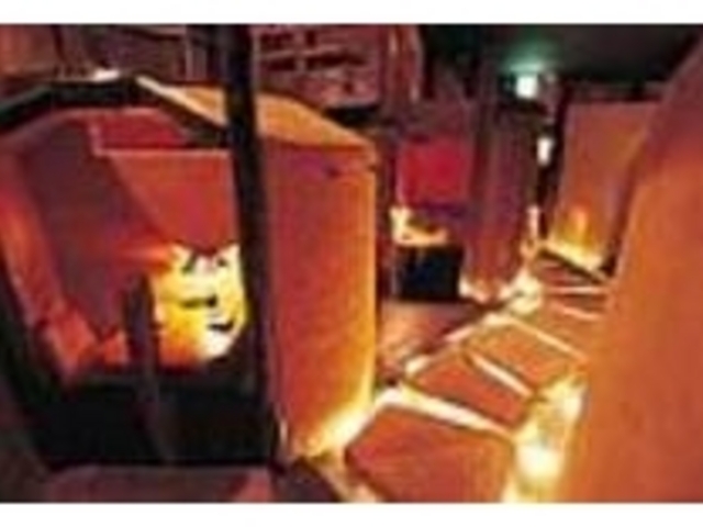 飛び石が続くほの暗い通路を挟んで個室が_かくれが Dining さいぞう