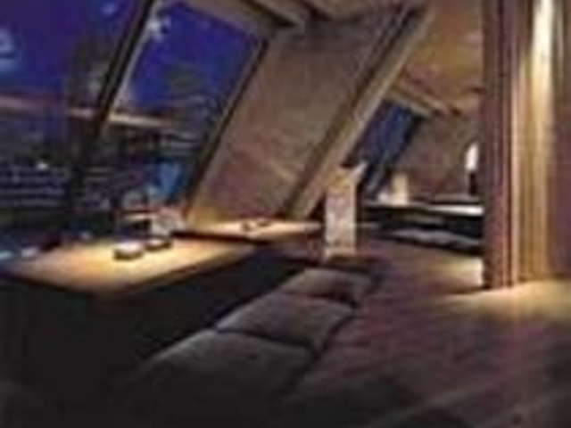 夜景を望む、くつろぎの小上がり席_Dynamic Kitchen&Bar 響