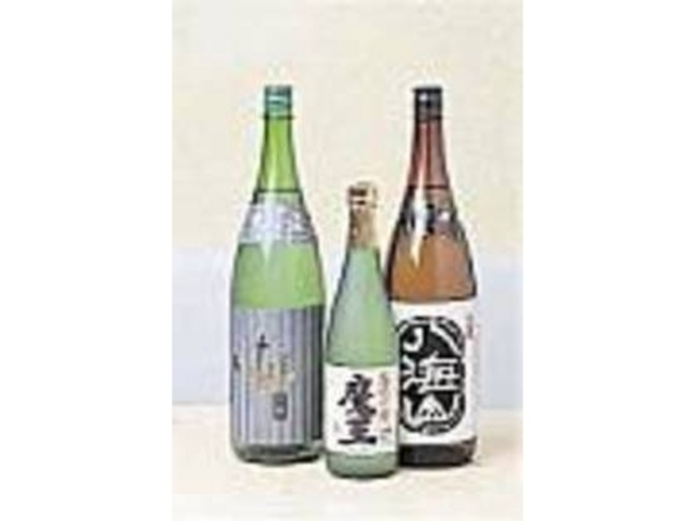 厳選された地酒の数々は数十種類にもおよぶ_厨