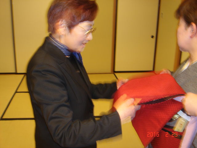 着付体験の写真です_あおもりの文華蔵 つがる弁財天