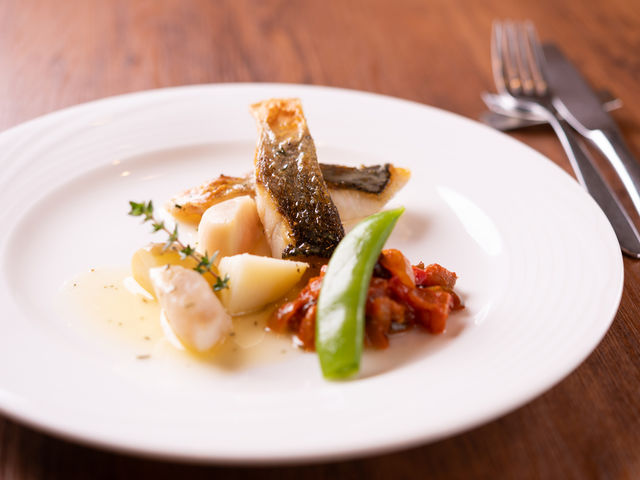 館内レストランでは創作フランス料理が味わえる。魚料理一例_橋立ベイホテル