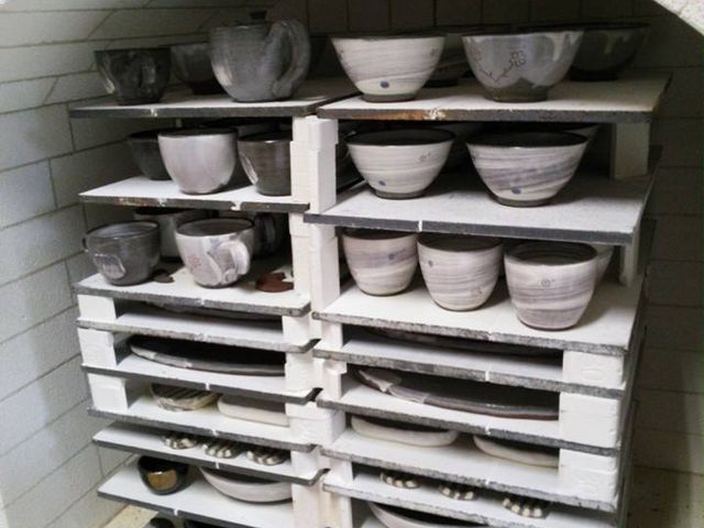 薪で燻す窯焚きで焼き上がる独特の風合いに仕上がる陶工房びあんこの器♪_陶工房びあんこ