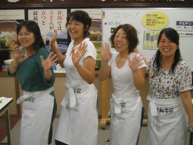 音楽に合わせて、うどんダンス。疲れたけど、気分爽快で〜す。ダンサーの気分で、「はい、チーズ!!」_中野うどん学校(琴平校)