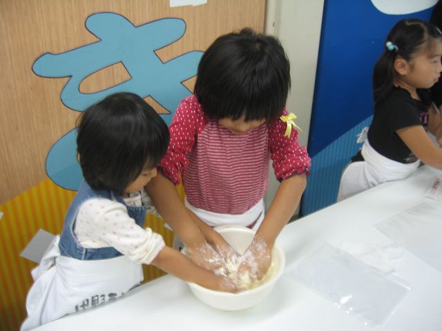 中力粉に塩水を混ぜて、うどんの生地の作り方も グループで学習します。_中野うどん学校(琴平校)