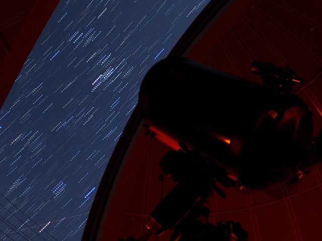 ドームから見られる空の範囲は狭いですが、窓いっぱいに星が見られます。_四万十市天体観測施設「四万十天文台」