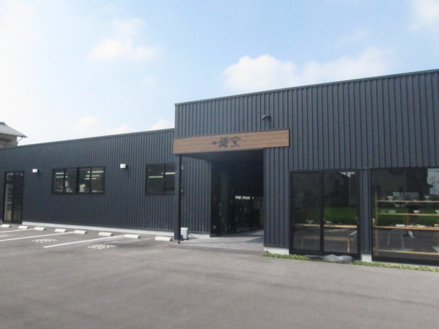 広くて冷暖房完備な工房。駐車場も多くあります。_一穂窯