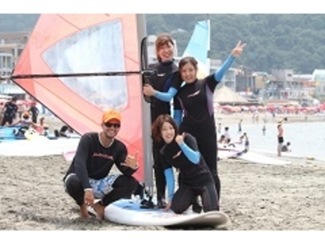 逗子海岸はウインドサーフィンのメッカです。_マリーンブルー