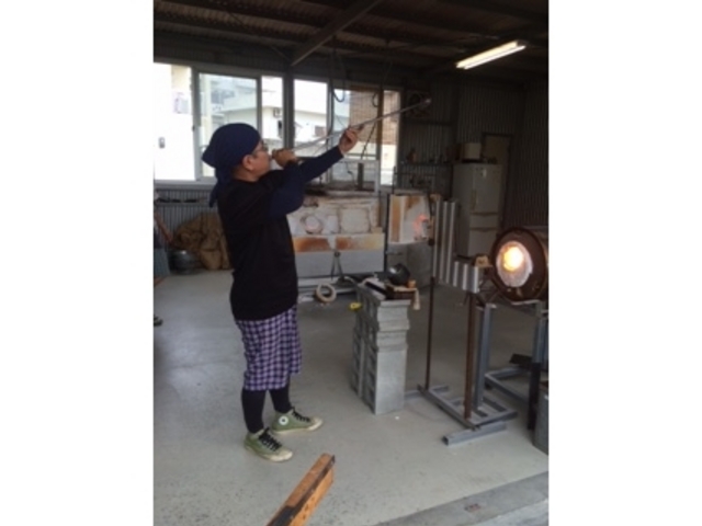 職人さんの作業風景も近くで見学できます☆_琉球ガラス工房 雫