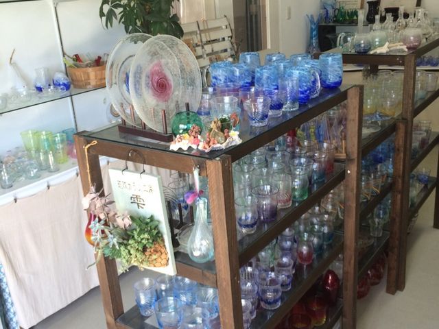 ショップ内のキラキラなガラス達_琉球ガラス工房 雫