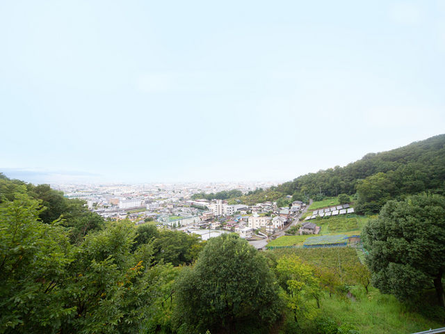 ワイナリーから見える甲府盆地_シャトー酒折ワイナリー
