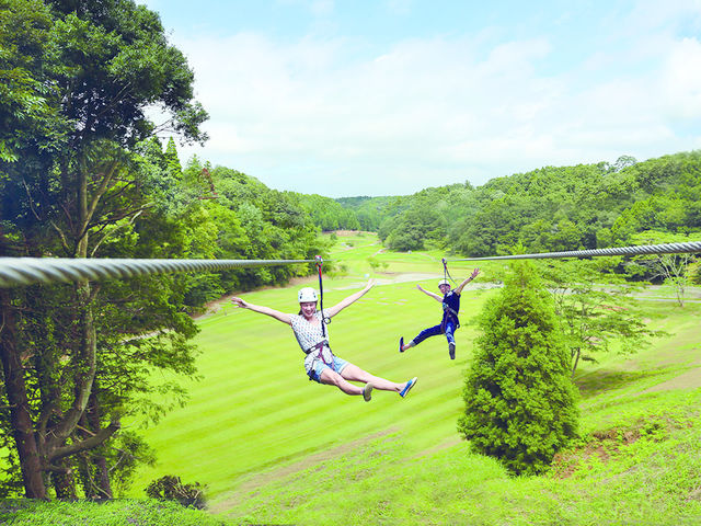 455mを滑り降りる「ロングジップスライド」で空中散歩。_Sport & Do Resort リソルの森