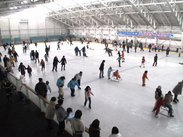 11月中旬〜3月末まで(冬季期間限定)
屋内アイススケート_みちのく城址温泉・ホテルみどりの郷