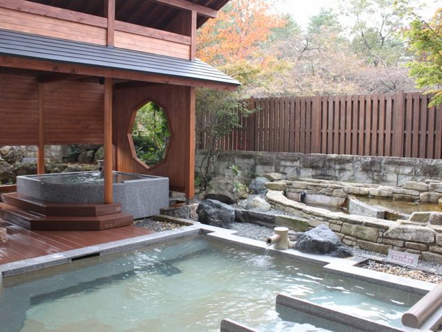 秋の露天風呂「だんらん乃湯」女性浴場_草津温泉 ホテルヴィレッジ