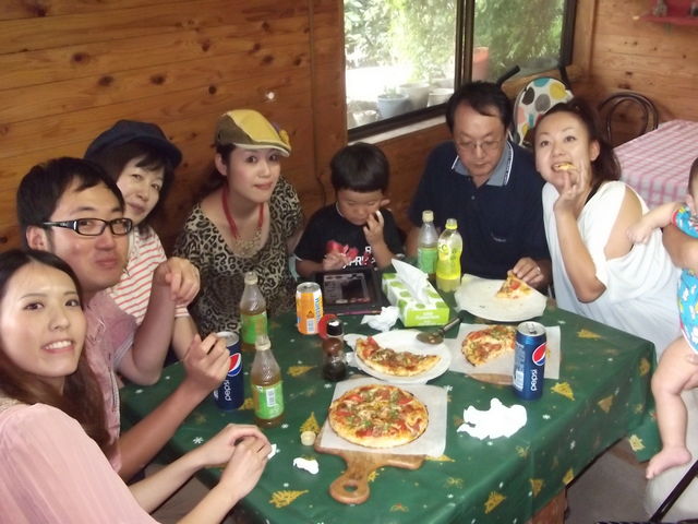 piza体験で作ったピザをほおばっていい笑顔_石窯パン工房水炎花
