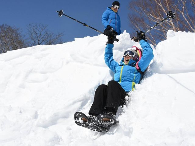 雪の斜面は天然のすべり台だね【スノーシュー】_ネイチャープラネット