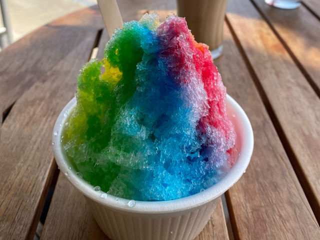 BeachLocation自慢のレインボーシェイブアイス!海辺にも持っていけるし、店内でも!_beach location