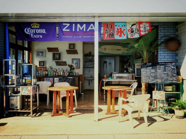 店内の全体が分かる写真です。トイレ・簡易更衣・シャワー完備。_beach location