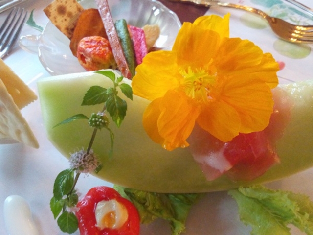 ナスタチウムやハーブを使った色とりどりのお料理(一例)_山形蔵王ペンション エプロンステージ