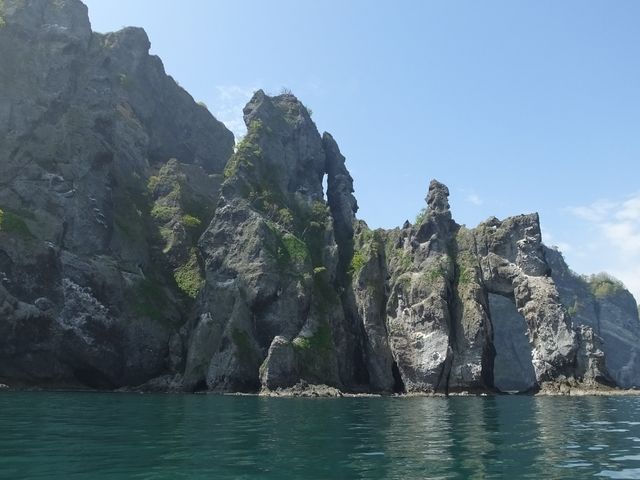 岩肌の奇岩と広がる空!北海道を満喫しよう♪♪_小樽青の洞窟 龍宮クルーズ