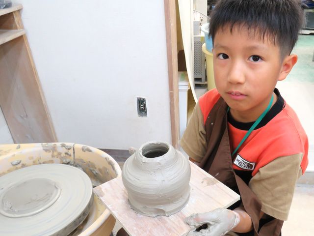 電動ろくろは4歳のお子さんから体験していただけます。_うづまこ陶芸教室