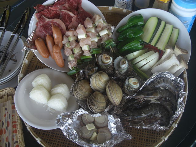 バーベキューメニュー(4人分)大アサリ、サザエ、海老、ホタテ、肉、野菜、焼きおにぎり_Beach BOX