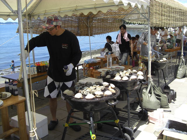 大アサリ、サザエなど焼いてます_Beach BOX