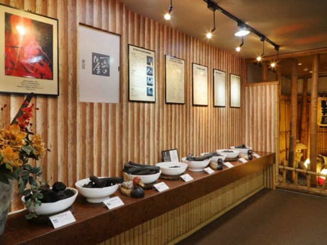 炭ディスプレイコーナー_熱塩温泉山形屋