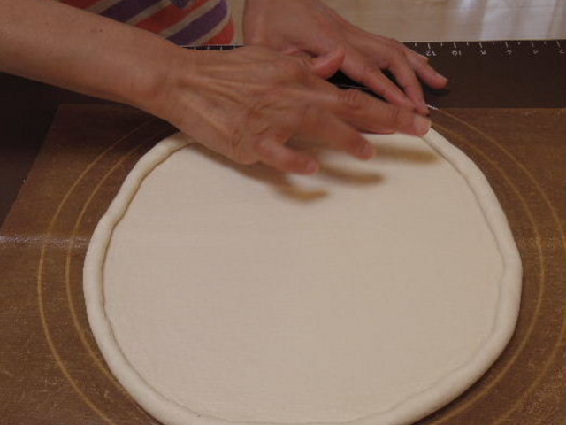 米粉を手でこねたら、ピザの形に伸ばしていきます〜_こめこめこ