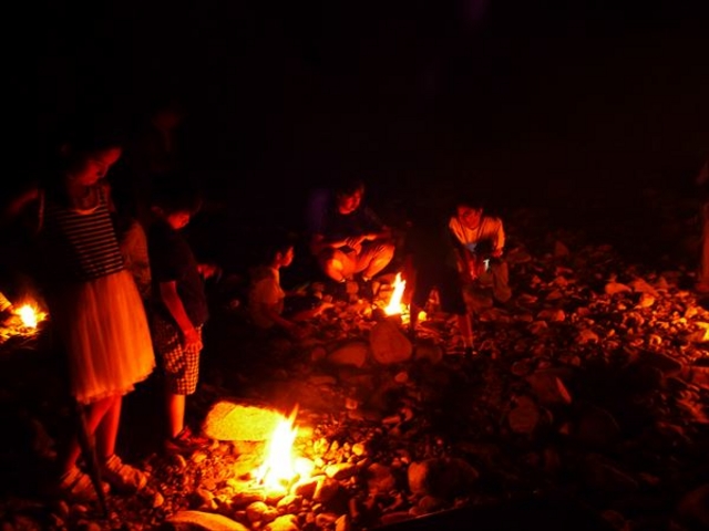 大町温泉郷ナイトハイクの様子。8/1〜8/10まで大町温泉郷の宿泊プランになっています。_NPO法人 ぐるったネットワーク大町