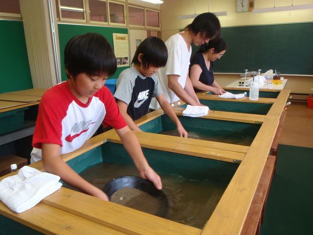 室内砂金採り体験場_おっぱら自然体験センター
