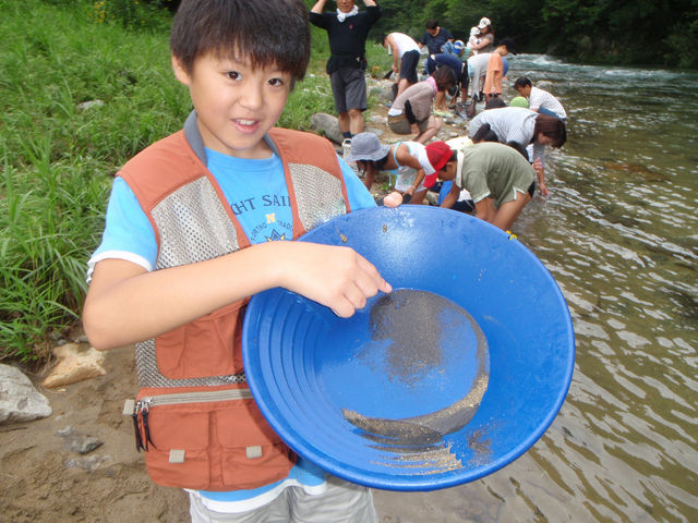 川での砂金採り体験_おっぱら自然体験センター