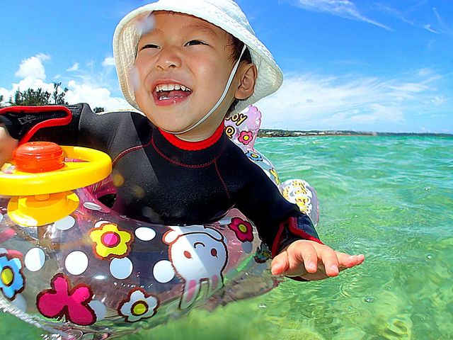 ちびっ子だって、ハンドル付き浮き輪でプカプカたのし〜★_沖縄ネイチャーコーデネート・アンダゴ
