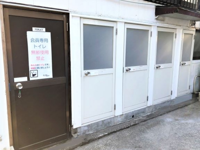 綺麗なトイレとシャワールーム5室あります。一番奥のシャワールームはドアの中に2室あり、お子様連れのご家族でご利用いただきやすくなっています。_ブルーピーターサーフクラブZaimokuza