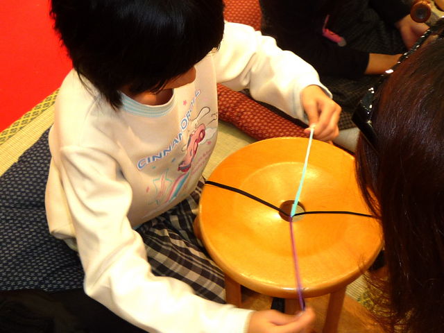 やさしい組み方ですので小学生のお子様も体験して頂けます_間々田ひも店