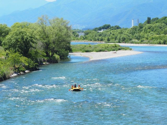 流れが穏やかでゆったりと下っていくため、周りの景色を堪能しながら楽しめます。_アルプスラインクルーズ