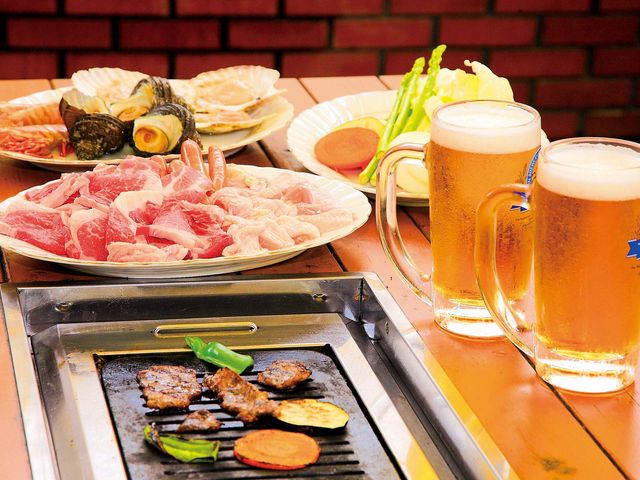 <野外バーベキュー>バーベキューコース (魚介類+焼肉)3,024円(税込)別途 2時間飲み放題男性1,620円女性1,404円_湯ノ浦温泉 四季の湯 ビア工房