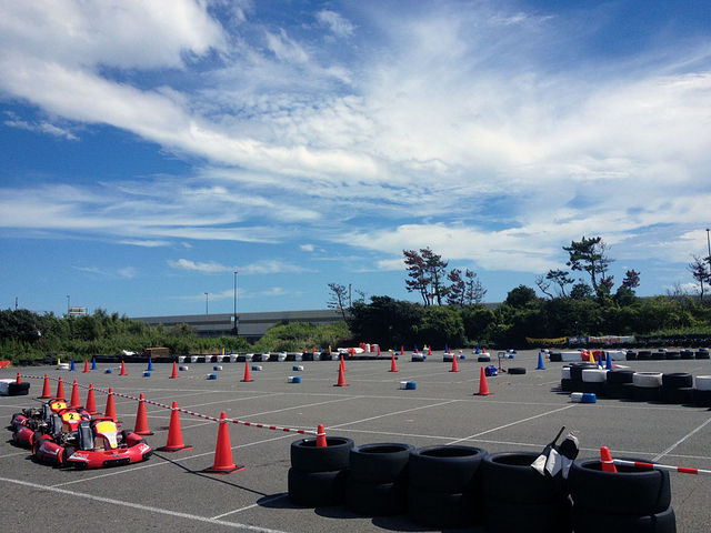 ピットレーンから本格サーキットへGO! 遊園地のゴーカートと違い、レールなどはありません。_湘南シーサイドGP
