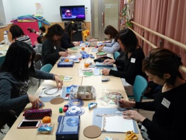 体験教室は定期教室に通っている方々と同時に行います。実際にアルバム作りをしている様子も見ることが出来ますよ♪_スクラップブッキングSAKULA