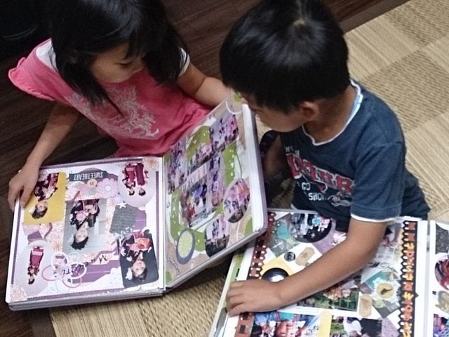 お子様が嬉しそうに自分のアルバムを真剣に見る様子が嬉しいですね♪_スクラップブッキングSAKULA