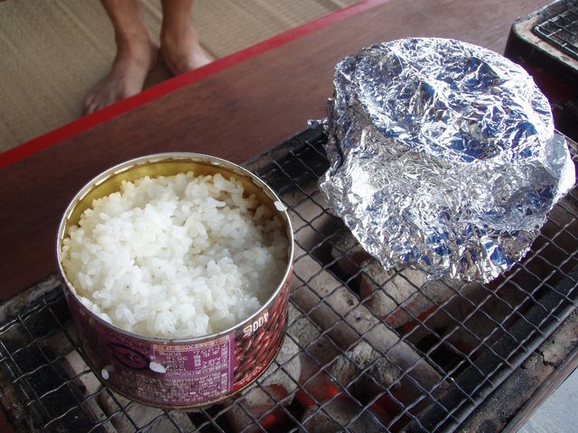空き缶でご飯を炊きます。30分くらいで炊きあがります。_アスティ・オアシス