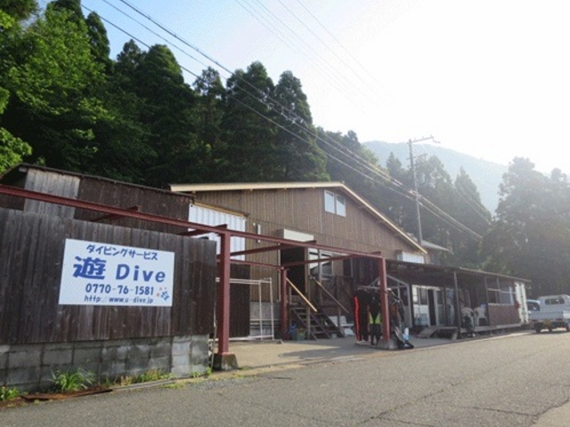 ログハウス風の建物は皆さまの休憩のスペース 。お昼ご飯を食べたり、ログ付けをしたり、ご自由にお使いください!_遊ダイブ