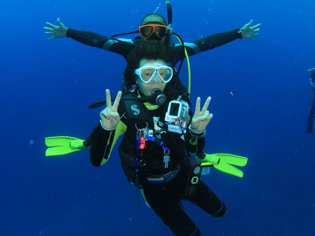 浮いてる〜〜水中は無重力の世界、身近に感じられる浮遊感覚_Diveing Servise P-FISH