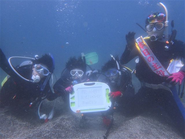 大きな先生スレートを使ってお祝いメッセージを書いて、撮って、プレゼント!!_Diveing Servise P-FISH