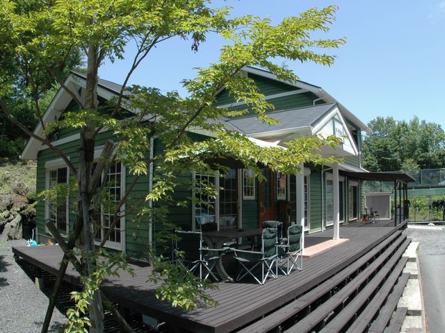 海の近くなのにお店の周りには緑がいっぱい、店内にも観葉植物がたくさんあり、ダイビングリゾートとして癒しの空間になっています。_Diveing Servise P-FISH