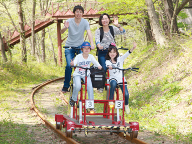 段差のある4人乗りタイプは展望も利いて爽快!
(3号車か4号車とご指定ください)_大館・小坂鉄道レールバイク