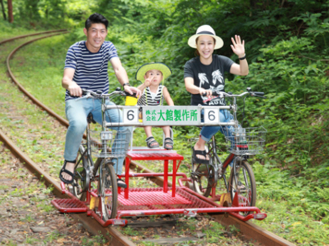 3人でご乗車できるタイプです。自転車にはまだ早いお子様を真ん中に。シートベルト付きです。(6号車)_大館・小坂鉄道レールバイク