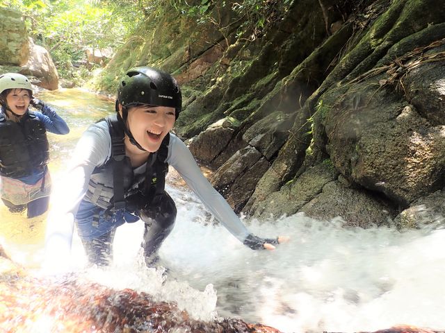 通年で遊べるジャングルリバートレッキング。写真から楽しさが伝わるかな?_にじいろのさかな石垣島