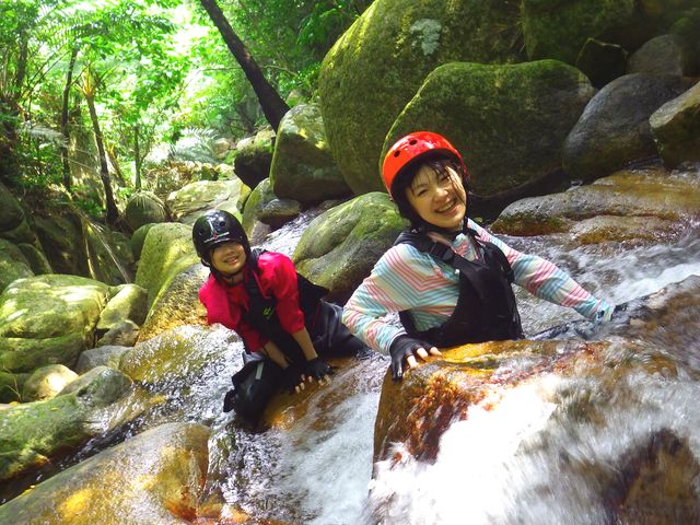 梅雨の時期や台風空けの水量豊富な季節の沢登りは大人に特にオススメ_にじいろのさかな石垣島