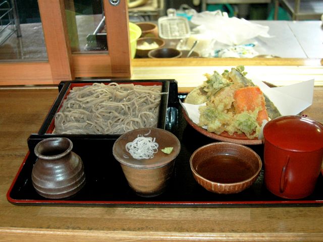 ダム湖周辺には地元産そば粉を使った蕎麦処も_いいざかサポーターズクラブ
