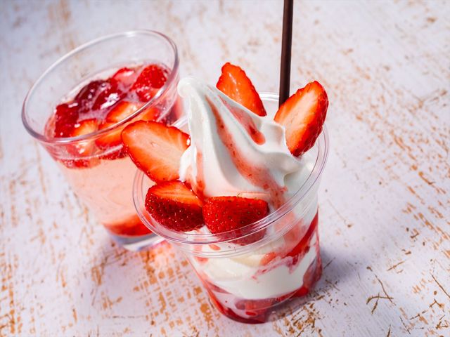 ジェラート・クレープ・スムージー等も販売しています。_鹿深いちご園